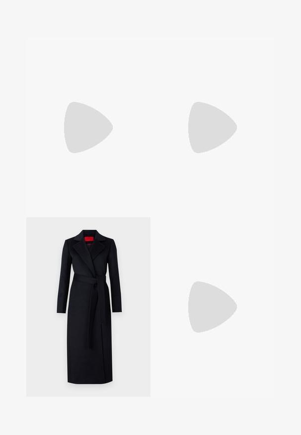 CLOSED - T-shirt basic; Czarny płaszcz trencherowy z długimi rękawami, zapinany nawiązującym do stylu okryciem, z dopasowanym paskiem. Wykonany z gładkiego materiału, z kołnierzem z wycięciem i bocznymi kieszeniami.; Czarne skórzane baletki z zaokrąglonym noskiem, gładką fakturą, minimalnymi przeszyciami i elastycznym designem podeszwy.; Brązowa skórzana torebka na ramię z klapką, złotymi detalami, paskiem na ramię i gładką teksturą. Kompaktowy prostokątny kształt.