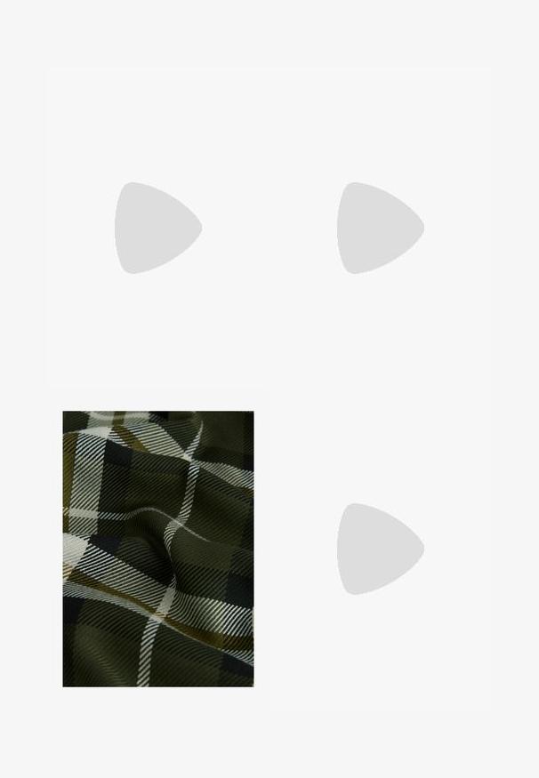 Ružičasti rebrasti top bez rukava s asimetričnom izrezom i izrezom za rame. Tkanina ima glatku teksturu i prianjajući kroj.; Tkaničasti karirani materijal u tamnozelenoj, crnoj i bijeloj boji. Tekstura je glatka s mekim, uzorkovanim završetkom.; Svijetlosmeđi slingback cipelama s šiljastim prstom, mekim suedenim teksturom, s dvije dekorativne kopče i niskim, ravnim potplatom.; Načini naočala od žirafa u ovalnom okviru, prozirnim staklima i zlatnim akcentima. Ima zakrivljene noge i glatku, sjajnu završnu obradu.; COACH BROOKLYN SHOULDER BAG 23 - Ručna torba - maple