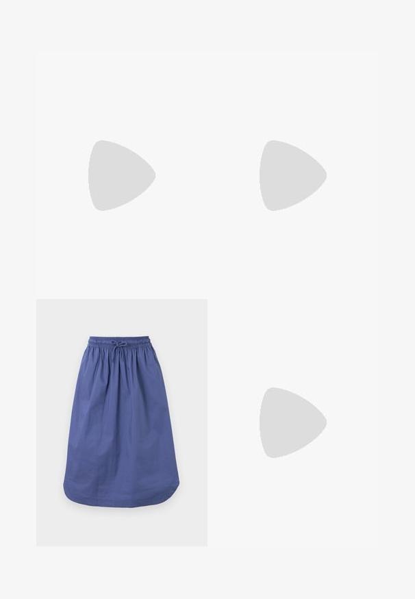 Camiseta preta de mangas curtas com frente atada, apresentando um gráfico de um flamingo dourado e o texto "A VIDA É TODA SOBRE EQUILÍBRIO." Material em algodão.; Saia de algodão azul com cintura elástica e cordão. Forma em A, até ao joelho, textura suave e sem padrões ou detalhes.; Nike Sportswear FIELD GENERAL - Sapatilhas - off-white/black; Óculos retangulares com lentes transparentes, com uma armação fina em metal prateado e ponteiras em acetato preto. Possui um hardware minimalista para um design elegante.