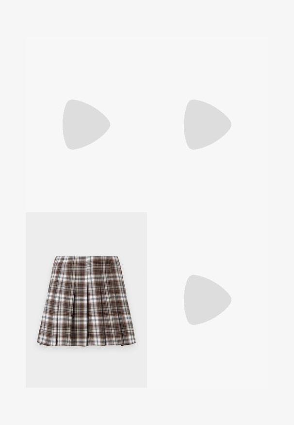 Schwarzes, kurzes T-Shirt aus Baumwolle, mit rundem Ausschnitt und kurzen Ärmeln. Enthält eine aufgesetzte Tasche mit einem "REPLAY"-Label.; Brauner und weißer Karomuster-Faltenrock mit strukturiertem Design und knackiger Textur, der eine hohe Taille und mehrere vertikale Falten aufweist.; Schwarzer spitzer Schuh mit einem Mesh-Panel-Design, ausgestattet mit einem niedrigen Absatz und einer Schnürung vorne. Hergestellt aus einer Kombination von Leder und Mesh-Material.; Grauer gerippter Croptop und olivgrüner Rock mit hoher Taille. Das Modell hält eine weiße Schultertasche mit Ausschnittdetails. Schlichte Gestaltung, taillierte Silhouette.