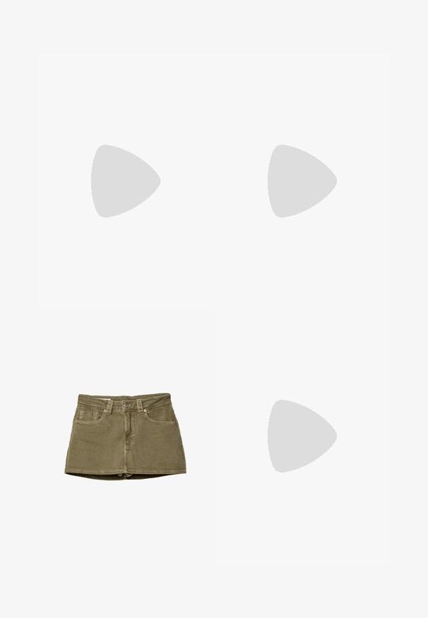 Bílý bavlněný tričko s krátkým rukávem, s růžovým grafickým potiskem na levé části hrudi, který zní "DICKIES SINCE '22." Klasický design s kulatým výstřihem.; Khaqi zelená denimová mini sukně s předními kapsami, rovný střih a zapínání na knoflík. Měkká textura s viditelnými švy.; Černé kožené boty po kolena s špičatou špičkou, hladkým povrchem a robustním vroubkovaným podpatkem pro stabilitu. Elegantní design s minimálními akcenty.; Hnědá kožená taška přes rameno s zakřiveným tvarem, s výrazným detailem přezky, kontrastním prošíváním a jedním popruhem na rameno.
