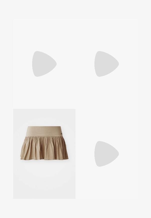 Braunes ärmelloses Top aus einem strukturierten, glänzenden Stoff mit weitem Ausschnitt und figurnaher Silhouette. Keine sichtbaren Verzierungen oder Muster.; Beiger Baumwollrock mit einem gerafften Saum und einem breiten elastischen Bund. Leichtes Material mit einer weichen Textur und lässigem Design.; Fransen-Stiefelette aus taupefarbenem Wildleder mit drei Lagen Fransen. Spitz zulaufende Zehenpartie und ein niedriger Blockabsatz. Durchgehend glatte Oberfläche.; Braune Wildleder-Handtasche mit langen Fransen, einer geschwungenen Form und einem einzelnen Schultergurt. Verfügt über eine glatte, strukturierte Oberfläche.