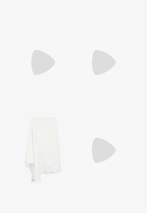 Hladké bílé tričko s krátkým rukávem a kulatým výstřihem, se středovým švem probíhajícím vertikálně dolů po zadní straně, vystavené na bílém pozadí.; Asymetrická bílá sukně vyrobená z měkké, lehké tkaniny; detailem roztrhaného spodního okraje; hladká textura; elegantně padá na jedné straně.; Černé lodičky na vysokém podpatku s širokým, otevřeným špičkou a zakřiveným svrškem. Vyrobené z texturované látky, mají štíhlý podpatek a hladkou podrážku.; Kabelka ve stylu hobo z tmavě modré tkaniny s diamantovým vzorem, s logem a hladkým ramenním popruhem. Texturovaný povrch.