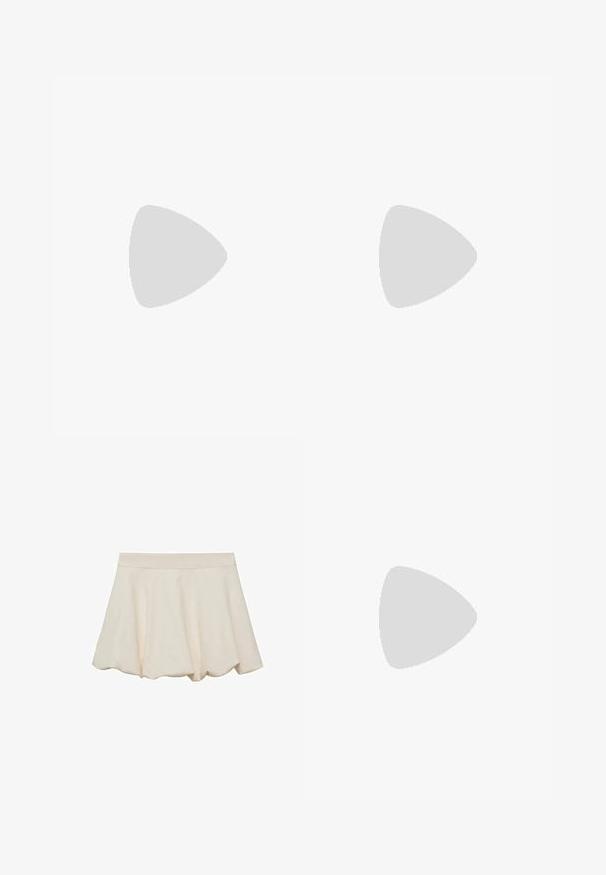 Majica z dolgimi rokavi iz lahkega, prosojnega materiala z leopardjim vzorcem v zemeljskih tonih črne, rjave in bež barve. Okrogla izrez.; Krema barve krilo z mehko, gladko teksturo, razširjenim dizajnom in valovitim robom. Ima širok elastičen pas za udobje.; Črne usnjene škornje do kolen s nagubanjem, z zunanjim konico in debelim peto, s sijočo teksturo in minimalnim šivanjem.; Torba z vzorom kače s ukrivljenim ročajem. Narejena iz teksturiranih, bež in rjavih materialov, ki imajo značilen diamante vzorec.