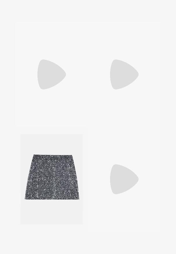 Pitkähihaisia valkoisia paita, joka on valmistettu verhoilumaisesta kankaasta, jossa on leikattuja kuvioita, pyöreä kaula-aukko ja tilavat hihat, jotka kapenevat hihansuussa.; Hopeapintaiset strassihameet, joissa on teksturoitu kuvio ja suora leikkaus. Kangas näyttää kiiltävältä ja heijastavalta.; Mustat nahkakengät pyöreällä kärjellä, paksulla lohkopohjalla ja joustavilla sivuakkesseilla, yhdistettynä tummiin sukkahousuihin ja mustaan hameeseen, jossa on halkio.; Kattöga solglasögon med en svart och orange sköldpaddsmönstrad båge, bruna linser och slanka, spetsiga spetsar. Har en minimal logotyp på skalmen.; Hopehope hopeilla, joissa on minimalistinen muotoilu. Pyöreä muoto, sileä pinta ja ohut profiili. Kevyet ja kiillotetut.