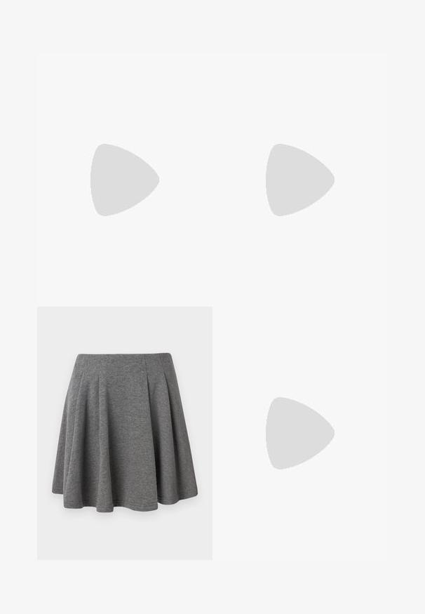Minttu vihreä ribattu crew-neck T-paita lyhyillä hihoilla. Valmistettu pehmeästä puuvillasta, suunniteltu mukautuvaan siluettiin. Ei näkyviä logoja tai kuvioita.; Harmaa pleatattu hame pehmeästä kankaasta, jossa on istuva vyötärö ja hulmuava siluetti, sileä pinta ja siisti viimeistely.; Vaaleansininen puuvillainen t-paita lyhyillä puffi-hihnoilla, yhdistettynä korkeavyötäröisiin farkkushortseihin. Malli pitää kädessään pientä vaaleanpunaista käsilaukkua, jossa on ketjuhihna.; Must-have mustekahvi nahkalaukku krokotiiliaistalla, kiristetty yläosa ja rypistetty hihna. Näyttää pehmeältä ja kompaktilta muotoilultaan.