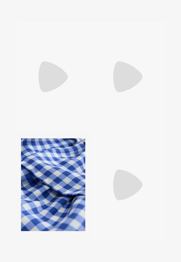 Falda blanca de tela con smock, con un dobladillo con volantes y cinturilla elástica, que presenta una superficie texturizada y un diseño fluido.; Tela de cuadros azul y blanca con una textura suave, que presenta pequeños cuadrados en tonos alternos de azul. Incluye un detalle con borde rizado.; Sandalias tejidas en color beige con diseño de tiras cruzadas, fabricadas con fibras naturales texturizadas, que cuentan con una suela plana y una correa ajustable en el tobillo.; Gafas de sol rectangulares blancas con lentes negros, con un acabado mate y una textura suave. Las varillas son elegantes y ligeramente curvadas.