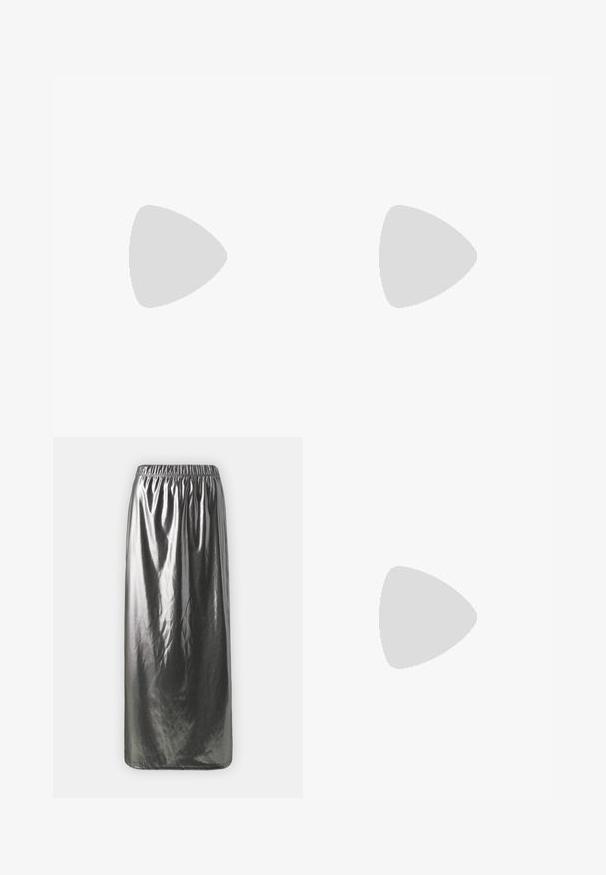 Langermet cropped topp; oransje ribbet stoff; rund hals; sitter tett; glatt tekstur; minimale sømmer; egnet for lagvis antrekk.; Metallic sølv maxi skjørt med elastisk linning, med en glatt, blank tekstur og en rett silhuett.; Svarte patentlær slingback hæler med spiss tå og geometrisk blokk hæl. Har et stilrent, minimalistisk design og jevn tekstur.; Gullfargede øredobber med teksturerte, bølgete former. Inkluderer skulpturelle klipsstuds og åpen hoop-design med en hamret finish.
