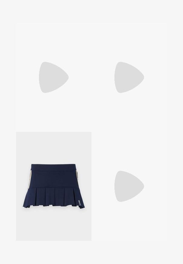 Biely futbalový dres vyrobený z syntetického materiálu. Obsahuje červený a čierny diagonálny pruh, logo Manchester City a branding PUMA.; Námornícko-modrá plisovaná sukňa vyrobená z elastického materiálu, s priliehavým pásom a bočným zipsom. Šitie je viditeľné pozdĺž švov.; Ružové semišové slip-on topánky s bielymi akcentmi, gumovou podrážkou a elastickými pásikmi. Obsahujú textúrovaný dizajn a malé logo na prednej strane.; COACH SWING ZIP BAG 20 - Kabelka - light blue