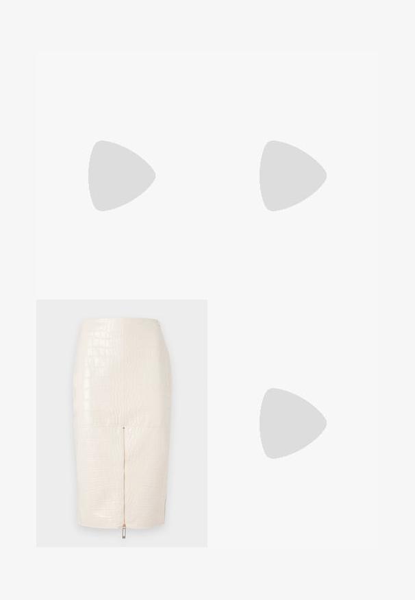 Fekete testhezálló bodysuit átlátszó hálós kialakítással, opálos panelekkel, állítható pántokkal és fényes függőleges díszítéssel. Sima textúra és testhez simuló forma.; Krokodilbőr hatású, krémszínű műbőr ceruzaszoknya, hátsó cipzáras záródással és sima, fényes textúrával.; Fekete bőr sarkú szandál négyzet alakú orral, boka pánttal, arany csattal, és vékony fém sarkal. Simább textúra, minimalista dizájn.; Fekete bőrtáska arany macska alakú fogantyúval, elülső fedéllel, állítható pánttal és logó részlettel az alsó részen.