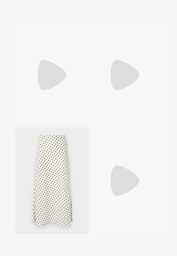 Twee aangesloten spaghetti-topjes in zwart en wit. Gemaakt van zachte stof met dunne, verstelbare banden. Gladde textuur, eenvoudig ontwerp, zonder opvallende patronen.; Een knielange rok van lichtgewicht stof, met een crèmekleurige achtergrond en zwarte stippen, in een uitlopende silhouet.; Zwarte flip-flop met een gestructureerde rubberen zool, twee slanke banden en een subtiele, ingedrukte logo-detail op de band.; Even&Odd Handtas - black