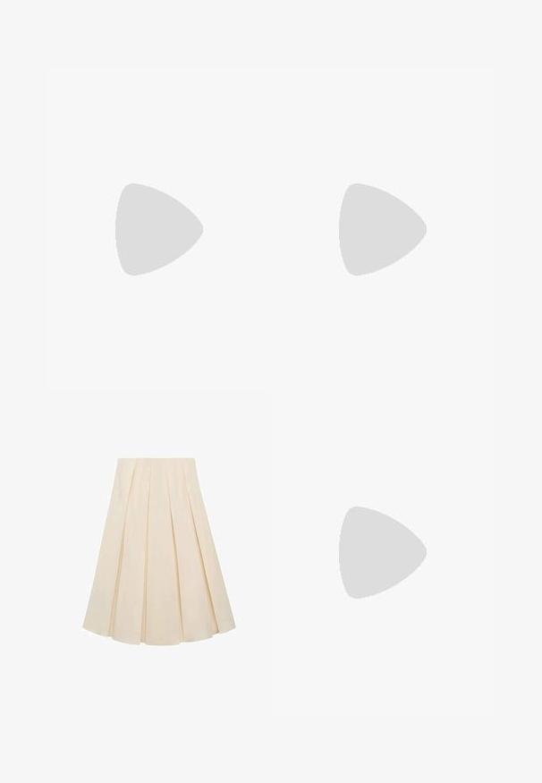 Černé bezramínkové šaty s bílými puntíky, tenkými nastavovacími ramínky a měkkou, hladkou texturou. Jednoduchý střih do A.; Skládaná sukně z krémového materiálu; má jemnou strukturu, středně dlouhý střih a symetrické sklady, které sahají od pasu až k lemu.; Černobílé sportovní boty s elegantním designem, gumovou podešví, šněrováním a třemi bílými pruhy po stranách.; Černá kožená křížová taška se dvěma předními zipovými kapsami, strukturovaným tvarem, nastavitelným popruhem a texturovaným povrchem.