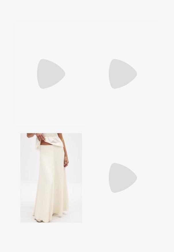 Fialová ľanová blúzka s krátkymi širokými rukávmi, s naťahovaním v oblasti pásu a voľným strihom, so subtílnymi diligenciami na prednej strane.; Krémová, dlhá maxi sukňa s textúrovaným povrchom. Má priliehavý pás a voľný siluetu, kombinovaná s voľným, živým topom.; Béžové lodičky na opätku s špicatou špičkou a nízkym rozšíreným opätkom. Vyrobené z hladkej kože s minimalistickým dizajnom a nastaviteľným popruhom.; Hnedá kožená taška s dvojitými popruhmi, zaobleným tvarom, zlatými kovovými doplnkami a centrálnym detailom s prackou. Hladký povrch s prešitými akcentami.