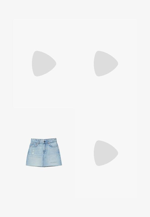 Veste zippée noire à manches longues, fabriquée en matériau lisse et extensible. Elle dispose d'un col haut et d'un logo discret à l'avant.; Jupe en denim bleu clair avec une légère forme évasée, ourlet effiloché et accents décolorés. Possède des passants de ceinture et des poches avant.; Bottines en cuir noir avec un design décontracté, bout pointu et talon aiguille haut, avec une finition douce et texturée autour du col.; Sac à main en cuir noir texturé avec quincaillerie dorée, doubles poignées et bandoulière amovible, comportant le nom de la marque en relief.