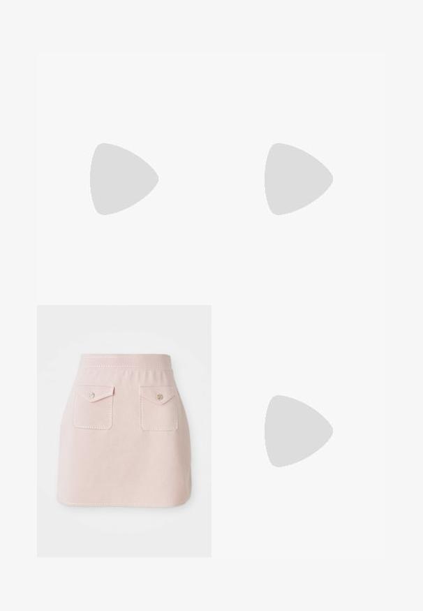 Polo majica s dugim rukavima s horizontalnimi prugami v pastelno zeleni, roza in bež barvi. Ima bel ovratnik in izvezeno logo na prsih.; Roza krilo, izdelano iz tkanine z gladko teksturo. Ima dva sprednja žepa z zapiranjem na pokrov in okrasno šivanje ob robu.; Črne lakaste balerinke s kvadratnim prstom, trakovi okrog gležnja z zlatimi dodatki in ravnim podplatom. Gladka tekstura z minimalističnim dizajnom.; Črna usnjena ročna torba z detajli fringa, zlatim verigo za rame in izrezanim ročajem. Na sprednji strani je nameščen logotip.