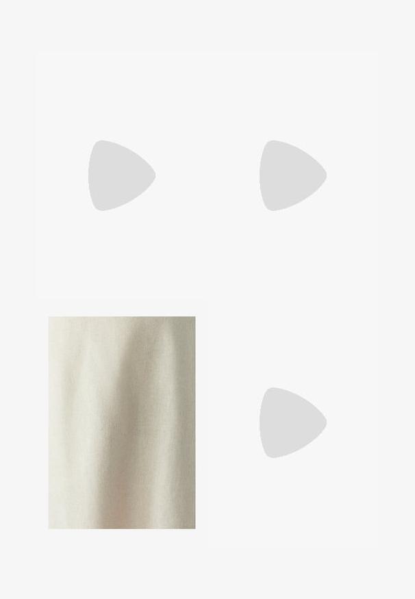 Rippenshirt, kurz geschnitten in Off-White mit Herz-Ausschnitt und verstellbaren Trägern. Der Stoff wirkt weich und dehnbar für optimalen Komfort.; Helles beige Gewebe mit subtiler Textur und gleichmäßigem Gewebe, das weiche Falten und Knitter zeigt, geeignet für verschiedene textile Anwendungen.; Weißer Sportschuh mit Mesh-Obermaterial, navyblauen Akzenten und gepolsterter Sohle. Verfügt über das "N"-Logo, Schnürsenkel und eine strukturierte Detailverarbeitung an der Seite.; Braune geflochtene Leder-Tasche mit zwei Griffen, die eine strukturierte Oberfläche und ein offenes Design aufweist. Minimalistische Form ohne zusätzliche Beschläge.