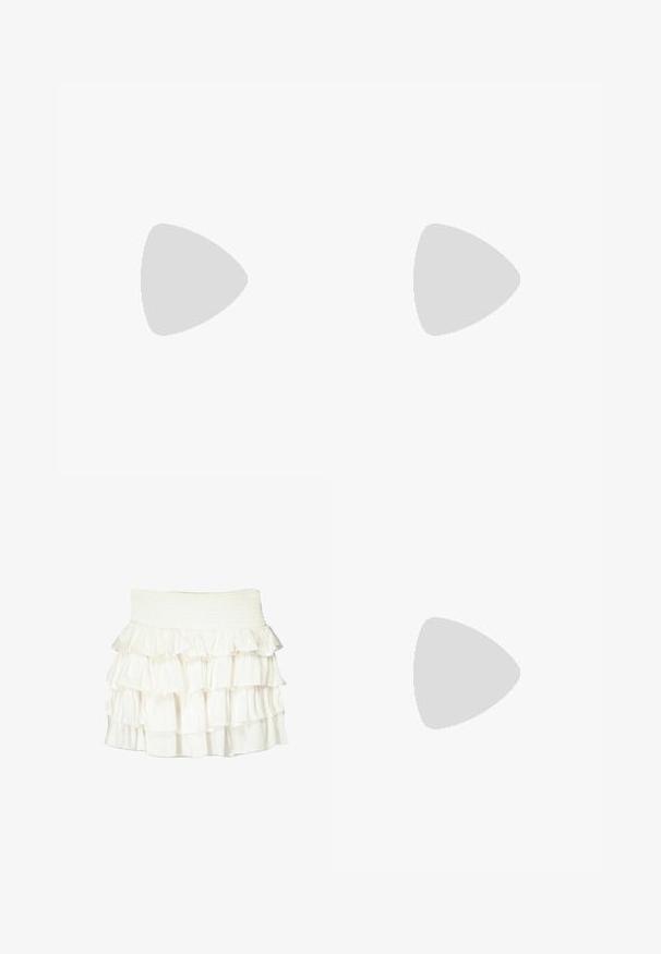 Hvid cropped top med korte ærmer, mørkeblå denimnederdel, grå bælte, brun filt hat og en choker med turkise accenter.; Hvidt rynket nederdel med en smocket talje. Har lagdelte, gennemsigtige stofruffler, der skaber et tekstureret, flydende udseende.; Høje sneakers lavet af gul lærred, med et mønster af små røde jordbær, hvide snørebånd og en hvid sål med sorte striber.; Brune ovale solbriller med mørke linser. Stellet er lavet af transparent brunt materiale og har et logo trykt på stængerne.; Sort syntetisk skuldertaske med en buet silhuet, tekstureret overflade, gyldent trekantet logo og aftagelige hardware-detaljer.