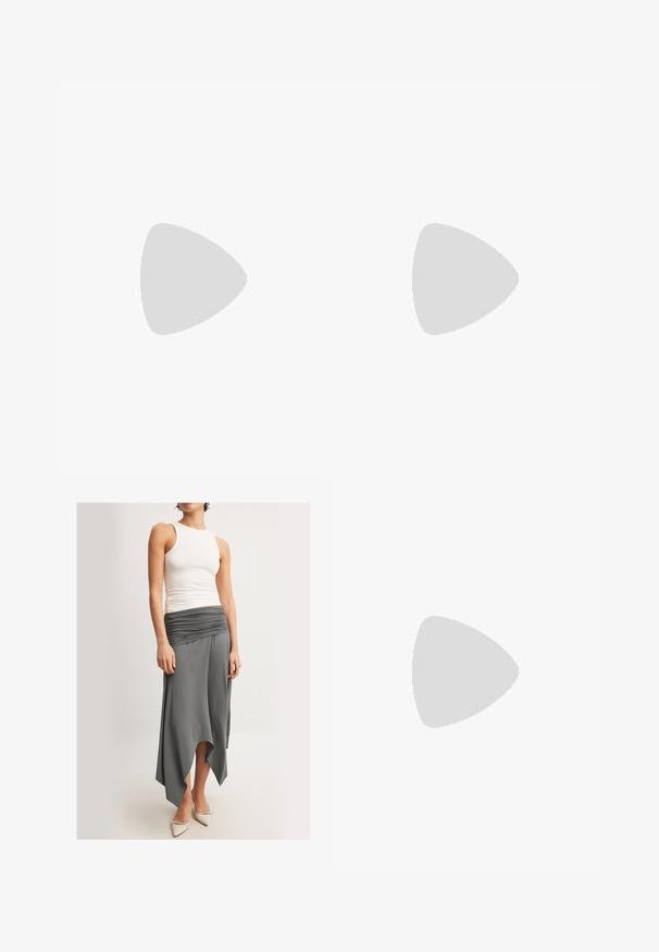 Zwarte t-shirt met een ronde halslijn en korte mouwen. De bovenkant heeft een textured kant overlay. De stof lijkt zacht en lichtgewicht te zijn.; Witte tanktop in combinatie met een grijze asymmetrische rok met een gerimpelde tailleband, gemaakt van een glad, vloeiend materiaal, en spitse beige hakken.; Zwarte lakleren slingback schoen met een spitse neus, kleine hak en een decoratieve strikdetail op de voorkant. Over het algemeen een gladde textuur.; Zwarte lederen schoudertas met een ronde vorm, glanzende afwerking en zilverkleurige hardware. Persoon in zwarte wijde broek en gestifte loafers.; Draaie zilveren hangers met een glanzende afwerking, met een gevlochten textuur en een veilige sluiting.