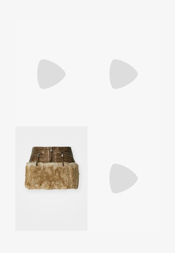 Scalpers Top - khaki; Gonna in pelle marrone con orlo in pelliccia sintetica, dotata di due tasche con zip e una texture liscia nella parte superiore.; Scarpa slingback nera intrecciata con punta affusolata, suola piatta e cinturino alla caviglia regolabile. Presenta un design aperto per una maggiore traspirabilità.; Occhiali da sole tartarugati marroni con lenti ovali, caratterizzati da una montatura sottile e un piccolo accento metallico sul lato. Finitura texturizzata e lucidata.; Borsa in suede beige con forma arrotondata, dotata di tre tasche arricciate sul davanti e di una sola tracolla regolabile.
