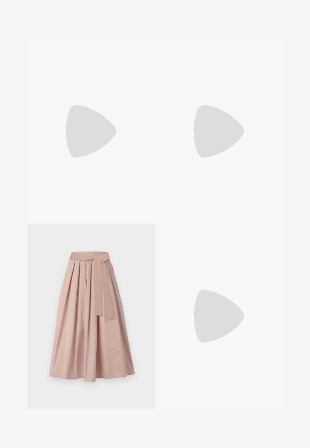 Top branco sem mangas feito de algodão canelado, apresentando um design ajustado, decote arredondado e costura visível nas laterais.; Saia midi rosa feita de um tecido estruturado, com pregas, um cinto atado à cintura e uma silhueta em A. Textura suave sem padrões visíveis.; Salgados de camurça azul-marinho com bico fino e um salto quadrado de altura média. Textura suave com um ligeiro brilho e um pequeno corte na parte da frente.; Pasta de mão em couro castanho com fecho em bola prateada e um pequeno detalhe em corrente prateada sobre um fundo branco.