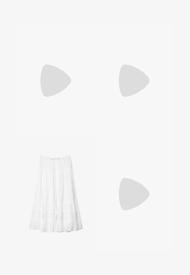 Svart ärmlös linne med fyrkantig halsringning, tillverkat av slät tyg, med en figurnära design och rena kanter, utan synliga mönster eller detaljer.; Vit, lager-på-lager kjol med volangdetaljer, elastisk midjeband, ankellång, tillverkad av lätt tyg, slät textur, inga synliga mönster.; Bruna platta sandaler med flera smala remmar, en tånopp och en gyllene detalj. Sulan är platt och har en slät yta.; Ovala solglasögon med en genomskinlig ljusgul ram och bruna linser. Har en mjuk yta och subtila hårdvaruaccenter på sidorna.; Vävd halmmörs som har en halvmåneform, med en strukturerad yta, beige färg och en dekorativ tofsdetalj. Guldmetalldetalj med logotyp.