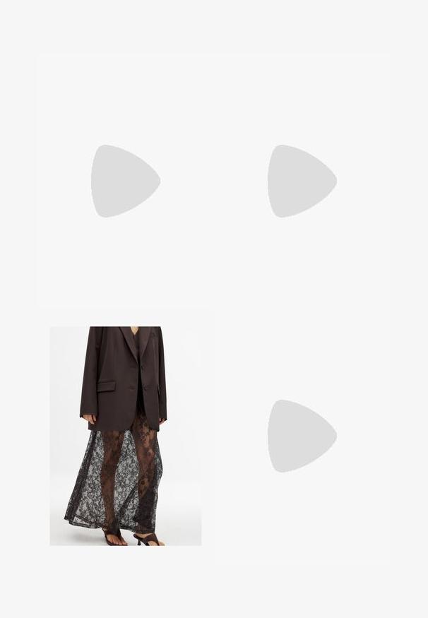 Musta bodysuit pitkillä hihoilla. Tässä on läpinäkyviä verkko- ja samettiosia, pyöreä pääntie ja neppari alhaalla.; Ylimitoitettu ruskea bleiseri läpinäkyvän mustan pitsihameen päällä, jossa on kukkakuosisia yksityiskohtia, yhdistettynä mustiin korkokenkiin.; Musta urheilukenkä, jossa on verkkovuori, hopeisia yksityiskohtia ja pehmustettu pohja. Varustettu nauhakiinnityksellä ja rakenteellisella pohjalla pidon takaamiseksi.; Vihreä nahkakäsilaukku, jossa on ryhdikäs rakenne, kultaketjuyksityiskohta ja nyörilukitus. Sisältää minimalistisen kultaisen varusteakkeen.