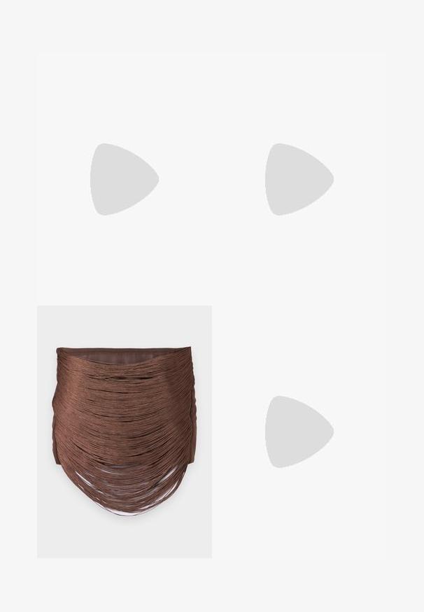 T-shirt à manches courtes vert foncé en tissu ribbed doux, avec un col rond et une coupe décontractée, présentant des détails de couture minimalistes.; Jaded London TASSEL SKIRT - Minijupe - brown; Chaussures Mary Jane en cuir verni marron avec un talon carré, dotées d'une sangle à boucle et d'un bout arrondi, reposant sur une semelle noire texturée.; Sac à main en cuir marron avec deux longues anses, de forme rectangulaire structurée, texture lisse et bords arrondis. Présente des détails accentués au niveau des poignées.