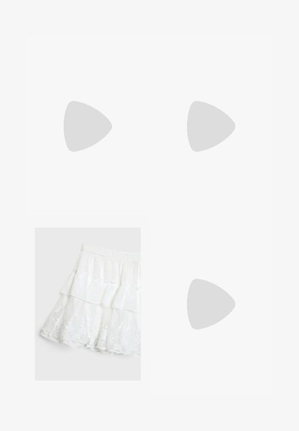 Prúžkovaný top na krátky rukáv vo svetlomodrej, zelenej a bielej farbe. Má okrúhly výstrih a voľný strih s mäkkou, priedušnou látkou.; Biely vrstvený sukňa vyrobená z ľahkej látky, ktorá má riasený dizajn a kvetinovú čipkovanú obrubu na leme. Elastický pás.; Bežové dreváky s okrúhlou špičkou, nastaviteľnou sponou a korkovou stielkou. Textúrovaný povrch s čiernou gumovou podrážkou na lepšiu priľnavosť.; Strieborné kovové náušnice s vlnitým, sochárskym dizajnom, s lešteným povrchom a nepravidelnými tvarmi, ktoré zvýrazňujú súčasnú estetiku.