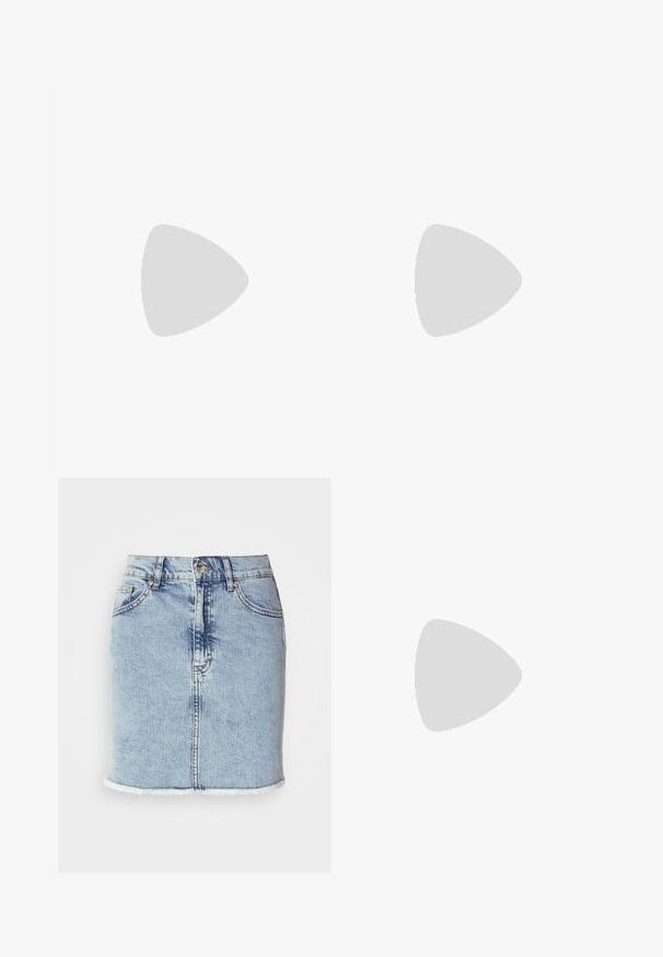 Polo triko s krátkým rukávem s proměnlivými širokými a úzkými pruhy v hnědé a světle modré barvě, s pevným hnědým límcem a uzávěrem na tři knoflíky.; Světle modrá denimová sukně s rovného střihu, třepeným lemem, pěti kapsami a předním zapínáním na knoflík. Hladká textura s vybledlými akcenty.; Bílé nízké tenisky s černým patním tabem, platformovou podrážkou, tkaničkami a logem Calvin Klein "CK" na boku.; Stříbrné kruhové náušnice s texturovaným designem a vertikálními drážkami. Kulatý tvar s pevným uzávěrem. Hladký povrch.