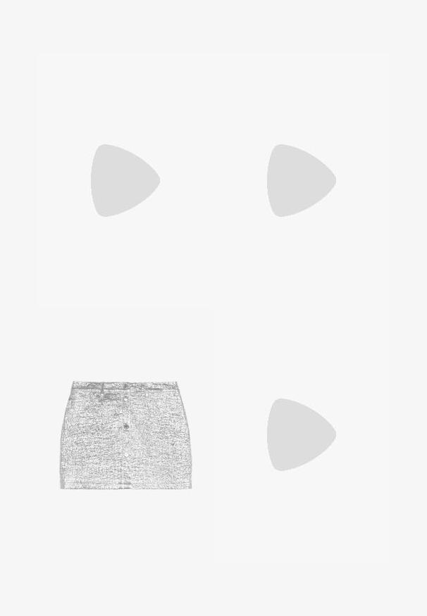 AVAVAV PRINTED  - T-shirt print - purple; Zilveren denim rok met een gestructureerd oppervlak, voorzien van een knoopsluiting aan de voorkant, vijf zakken en een getailleerde vorm.; Zwarte leren slingback schoen met een spitse neus, slanke hoge hak en een decoratieve strikaccent. Gladde textuur en elegant ontwerp.; Zwarte lederen handtas met een gebogen ontwerp, voorzien van zilveren studs, een gesp en twee zijvakken. Verstelbare schouderband voor verschillende draagmogelijkheden.