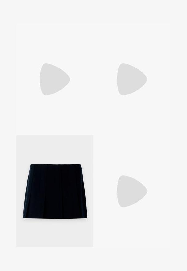 Sárga bordázott ujjatlan felső fehér díszítéssel és állítható pántokkal, az elülső középen diszkrét hímzett logóval. Puha textúrájú anyag.; Fekete, pliszírozott miniszoknya anyagból. Egyenes derékrésszel és több függőleges redővel rendelkezik a forma és a textúra érdekében.; Fekete magas sarkú szandál, sima lakk bevonattal, vékony pántokkal, T-alakú kialakítással és alacsony tömbsarkúval a stabilitás érdekében.; Krém bőr válltáska, félhold alakú, vékony pánttal és diszkrét varrási részletekkel. Minimalista dizájn arany színű fémberakásokkal.