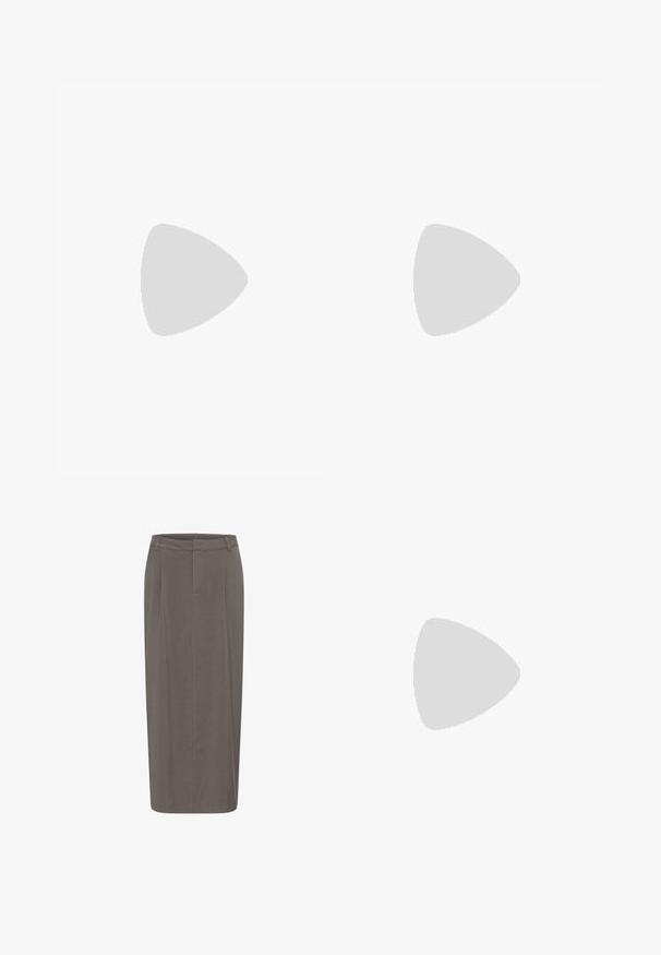 Top in maglia nera con scollatura a V, maniche corte e un motivo a coste verticali testurizzate. Materiale leggero con trama aperta.; Gonna a matita grigia con silhouette dritta, caratterizzata da pieghe frontali, una vita e una texture liscia. Senza chiusure o tasche visibili.; Scarpe sportive con tomaia in pelle bianca, punta in suede grigia e tre strisce nere. Presentano un logo blu sulla linguetta e una suola in gomma testurizzata.; Occhiali da sole neri a forma quadrata con lenti scure, montatura in plastica spessa e tempie eleganti. Presentano un logo discreto sul lato.; Borsa nera in pelle faux-coccodrillo con design strutturato, hardware dorato, manico superiore e chiusura a patta magnetica.