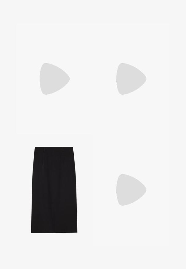 Camiseta de satén con ribete de encaje azul marino, con una base blanca adornada con intrincados patrones tropicales azules que incluyen palmeras y elementos de playa.; Falda lápiz negra hasta la rodilla hecha de tela suave. Presenta un diseño limpio con dos costuras frontales y un cierre oculto en la parte posterior.; Zapato de tacón alto de cuero negro con punta afilada, diseño curvado y un tacón delgado de 5 cm. Textura suave con mínimas decoraciones.; Bolso de hombro tipo cubo de cuero marrón con un acabado texturizado, cierre de cordón y correa de hombro desmontable. Detalles en tono dorado.