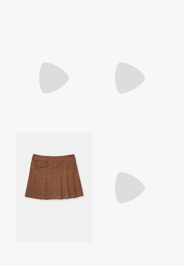 Svart- och vitrandig linne, tillverkat av mjukt tyg, med rund halsringning och en liten logotyp i mitten fram.; Brun rutig kjol med plisserad design, orange accenter och en sidoficka. Tillverkad av texturerat material med smal midja.; Olivgrön mocka mule med en låg, kraftig svart klack. Har en sidrem med en silverfärgad spänne för justering. Slät struktur överlag.; Guldtonade metalörhängen med en elegant, böjd design, som har en polerad, glänsande yta och en säker stavstängning.