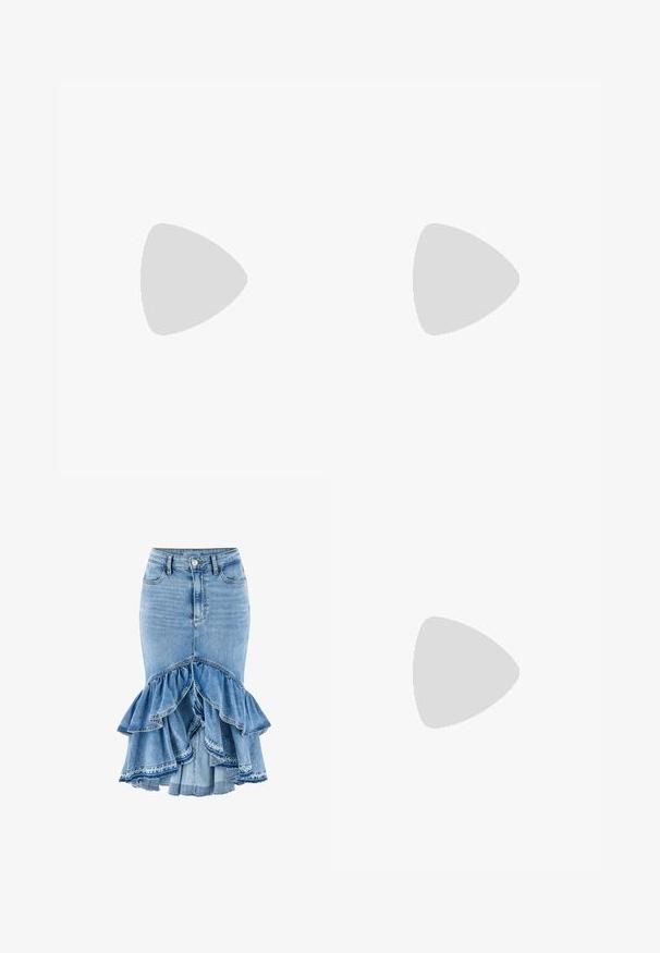 Witte lange mouw bodysuit met een ronde hals. Voorzien van het 'GUESS' logo en 'EST.1981' in het zwart gedrukt op de voorkant. Soepele textuur.; Lichtblauwe spijkerrok met hoge taille, voorste knopen en rits, en gelaagde ruffle zoom aan de achterkant.; Zwarte leren hoge hakken met een spitse neus en een gladde textuur, met een slanke hak en een minimalistisch ontwerp.; Zwarte pailletten mini handtas met een geknoopte textuurriem en zilveren ketting. Rondvormig met een geplooide bovenkant en reflecterende details.