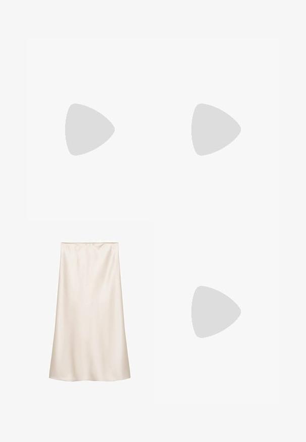 Ljusrosa kortärmad t-shirt i mjukt tyg, med korta ärmar och rynkade sidor för en figursydd look. Rund halsringning, enkel design.; Satin midi kjol i off-white, rak skärning med elastisk midja, slät textur och inga synliga mönster eller detaljer.; Bruna mockaskinnssandaler med två justerbara remmar, korkfotbett och en strukturerad gummisula. Minimalistisk design utan ytterligare utsmyckningar.; Brun läderhandväska med en slät yta, bred öppning och ett ensamt axelband. Har en guldfärgad logotyp och en liten hängande tag.