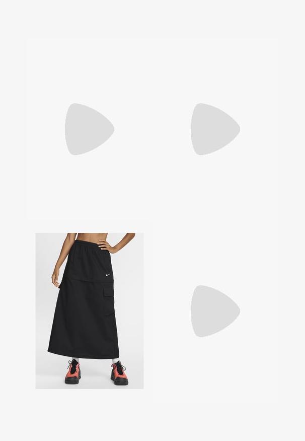 Šviesiai rudos spalvos medvilninis marškinėliai su trumpomis rankovėmis, apvaliu kaklu ir balta kreivuoju tekstu priekyje, skaitančiu „Pegador Dreams Come True.“; Juoda sportinė ilgis sijonas su elastine juosta, su priekinėmis kišenėmis ir Nike logotipu. Dėvima su spalvingais sportiniais batais.; Nike kedai su bėgiu su smėline ir pilka tekstūruota viršutine dalimi, juodais akcentais, dideliu "90" logotipu ir balta raištelių užsegimu. Juodas padas.; Žalios didelės tekstūros medžiagos per petį nešama rankinė su trumpomis rankenomis, užtrauktuku užsegama kišenė, priekinė kišenė su uždanga, reguliuojama juosta ir "Carhartt" logotipas ant priekio.