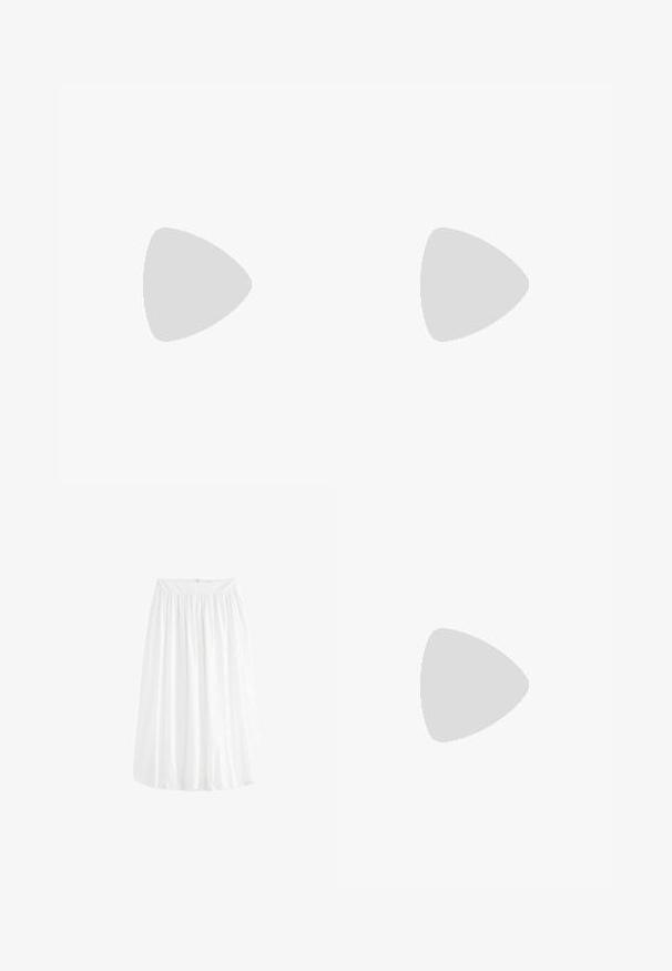 Graues Kurzarm-T-Shirt aus weichem Stoff, mit Rundhalsausschnitt und tailliertem Schnitt, mit einem Etikett, das "WEEKDAY" trägt.; Weißer, knielanger Rock mit gerafftem, elastischem Bund und fließendem Design. Hergestellt aus leichtem Stoff mit glatter Textur.; Leopardenmuster-Mules mit einem niedrigen, schwarzen Stiletto-Absatz. Obermaterial aus weichem Stoff mit einer Knoten-Detail vorne und einer glatten, flachen Sohle.; PARFOIS SHOULDER BAG AU NATUREL S - Handtasche - ecru