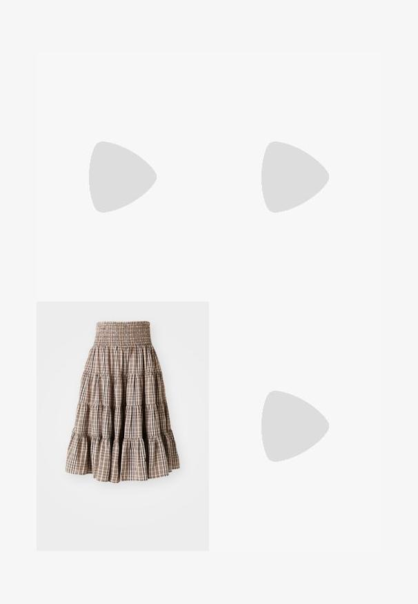Polo gris avec un motif texturé subtil, logo "Emirates" blanc et emblème Adidas ; il dispose d'un col classique et de accents rayés.; Jupe plissée et smockée avec un motif à carreaux beiges et marron. Présente une silhouette évasée et un tissu texturé.; adidas Originals TOKYO X LIBERTY LONDON - Baskets basses - cream white/gold-coloured/gum; Lunettes de soleil noires de forme ovale avec des verres foncés. Monture en plastique élégante avec des accents texturés sur les branches. Marque sur le côté.