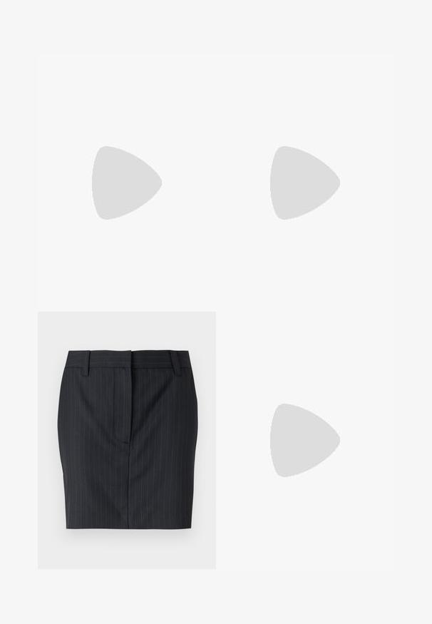 Sort ribbet tanktop med firkantet udskæring, brede skulderstropper og tætsiddende design. Materialet har en glat tekstur.; Sort skræddersyet nederdel med smalle striber, bæltestropper og skjult frontlukning, vist mod en hvid baggrund.; Sort læderballetsko med rund tå, glat tekstur, minimal syning og et fleksibelt såldesign.; Nanushka JEN - Håndtasker - black