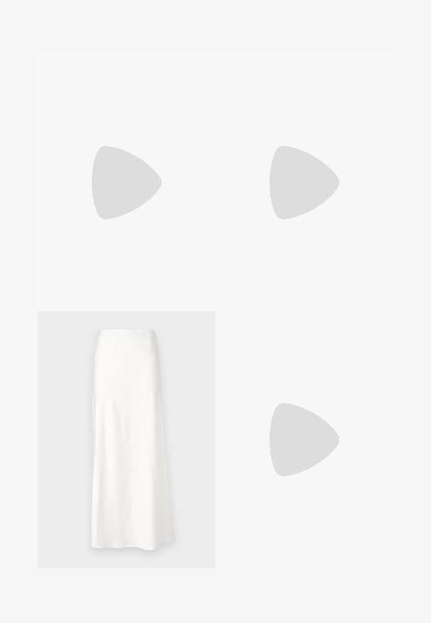 Biely pruhovaný polo tričko s golierom, s námorníckym lemovaním, zlatými gombíkmi a dvoma malými klopovými vreckami vpredu.; Biela saténová sukňa s hladkou textúrou, strednej dĺžky, v tvare A, s elastickým pásom a bez viditeľných vzorov či ozdôb.; Čierne sandále na vysokom opätku s viacerými úzkymi popruhmi, dizajnom so slingbackom a so strieborným akcentom na opätku. Hladký vrchný materiál a štvorcový opätok.; Čierna kabelka s hladkou textúrou, vybavená zlatým reťazovým popruhom, zipsom a dekoratívnym zlatým emblémom vpredu.