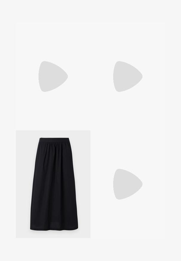 Hvit t-skjorte med korte ermer laget av ribbestrikket stoff, med en klassisk rund hals og et enkelt, tettsittende design. Ingen mønstre eller detaljer.; Svart midi-skjørt med en samlet elastisk midje, en glatt tekstur og en flytende silhuett, designet for komfort og enkel bevegelse.; Lyseblå åpne tå hæl mules med geometrisk design, med en bred stropp over foten og en fyldig, vinklet hæl.; Svart skinnveske med en unik vifteform, med flate håndtak. Overflaten har en pebblelignende tekstur og et minimalistisk design.