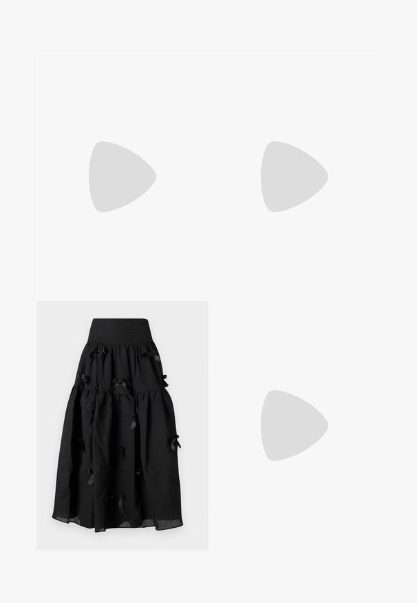 Schwarzes Langarmoberteil mit festem Oberteil und durchsichtigen schwarzen Mesh-Ärmeln. Mit einem quadratischen Ausschnitt und glatter Textur.; Sister Jane BIRDIE BOW MIDI SKIRT - A-Linien-Rock - black; Schwarze Leder-Cowboy-Stiefel mit spitzen Zehen, Keilabsätzen und silbernen, gestickten Blumenmustern entlang des Schafts. Kontrastnähte über das gesamte Design.; Rote Lederhandtasche mit einem kantigen, geometrischen Design. Verfügt über einen verstellbaren Schulterriemen und einen Klappenverschluss mit genähten Details.