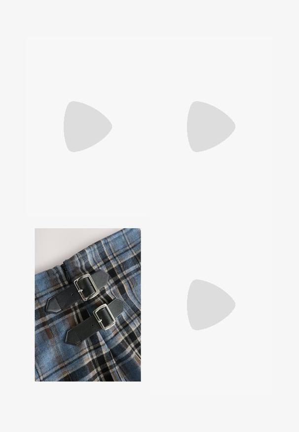 Dve tričká s krátkym rukávom a V-výstrihom, jedno biele a druhé čierne, vyrobené z mäkkej tkaniny, s jednoduchým dizajnom a bez viditeľných vzorov.; Modrotlačová látka v modrej a hnedej farbe s jemnou textúrou, so dvoma čiernymi koženými remienkami so striebornými prackami na zapínanie. Viditeľné zipsy.; Hnedé kožené čižmy po kolená s viacerými prackami, okrúhlou špičkou a nízkym hrubým podpätkom. Majú textúrovaný povrch a nastaviteľné popruhy.; Hnedá kožená kabelka so zakriveným tvarom, striebornými komponentmi a dvomi zipovými vreckami vpredu. Súčasťou je nastaviteľný ramenný popruh.
