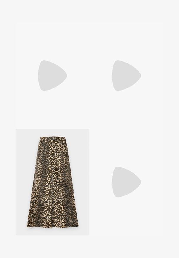 Witte lange mouwen bodysuit van stretchy materiaal met een groot zwart 'GUESS' logo op de borst en mouwen.; Beige en zwarte midi rok met luipaardprint, gemaakt van stevige stof. Heeft een aansluitende taille met knopen en een uitlopende silhoeette.; Witte sport schoen met mesh bovenkant, marineblauwe accenten en een gehoorzaamde zool. Bevat het "N" logo, veters en een gestructureerde detail aan de zijkant.; Donkerblauwe denim schoudertas met een gebogen bovenkant, zilveren hardware, een gedurfde gespsluiting en gestikte accenten op de schouderband. Ritscompartiment zichtbaar.