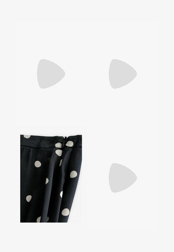 Sort langærmet top lavet af blødt, struktureret stof. Har rund halsudskæring og løs pasform med 3/4-lange ærmer.; Sort stof med store cremefarvede prikker; glat tekstur, draperet design og lynlås lukning øverst.; Sorte flade sandaler med minimalistisk design, der har en enkelt strop og ankelspænde. Fremstillet af glat materiale med en flad sål.; Sorte firkantede solbriller med mørke linser, tyk plastikramme og slanke stænger. Har subtil branding på siden.