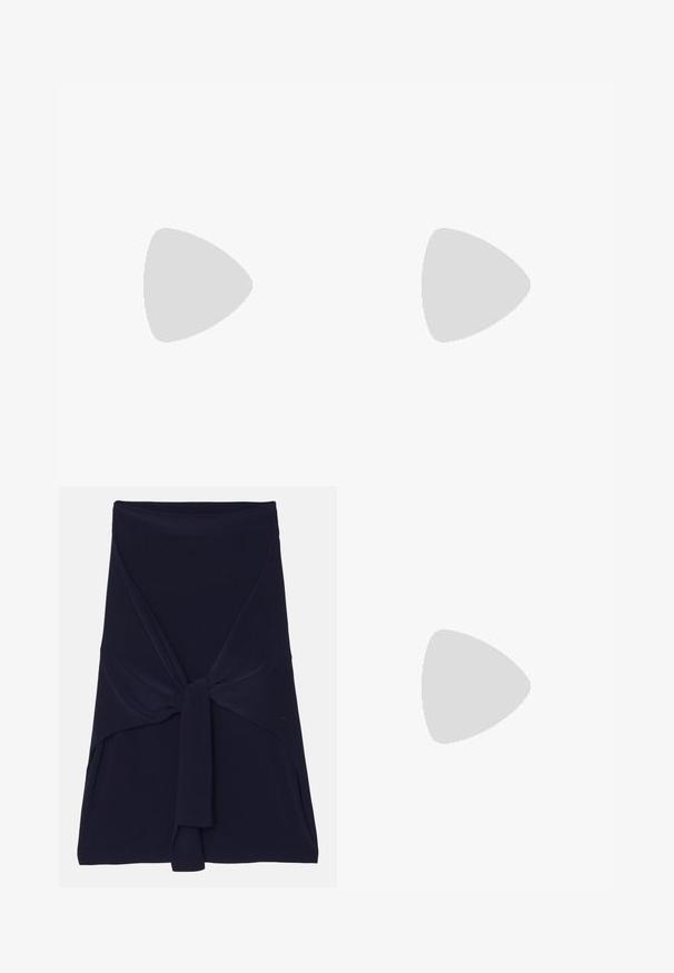 T-shirt en coton beige clair avec un col rond et des manches courtes. Présente de petits motifs de coquilles marines brodés dans des couleurs pastel.; Jupe portefeuille bleu marine en tissu doux et extensible avec un design noué à l'avant, présentant une texture lisse et des bords ajustés.; Mule blanches en mesh avec un bout pointu, un talon moyen élancé et un design à enfiler, sur un fond uni.; Sac à main en forme de cœur en maille avec une finition métallique, présentant un design de chat et de planète en bleu, jaune et rouge. Comprend une bandoulière en chaîne.