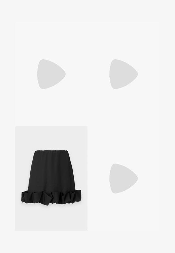 Musta olkaimeton toppi, joka on valmistettu pehmeästä ja venyvästä kankaasta, jossa on rypytysdetaljeja ja leveä olkaintyyli yhdellä puolella.; Musta hame jossa on röyhelöreunus, valmistettu kevyestä kankaasta. Pystytettiin joustava vyötärö mukautuvaa istuvuutta varten. Yksinkertainen ja monikäyttöinen muotoilu.; Musta nahkasaappaat nilkkapituudella, teräväkärkiset, sileällä pinnalla ja hopeisella soljella sivussa. Tukeva neliönmallinen korko.; Must-have mustekahvi nahkalaukku krokotiiliaistalla, kiristetty yläosa ja rypistetty hihna. Näyttää pehmeältä ja kompaktilta muotoilultaan.