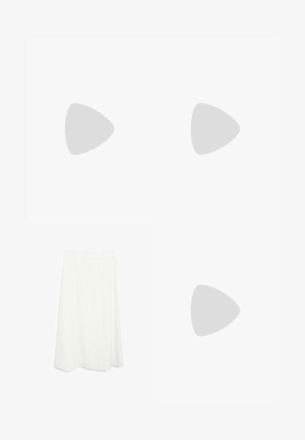 Zwarte, lichtgewicht top met een gedrapeerde halslijn en kapmouwen. Gladde textuur met een eenvoudig, ongeversierd ontwerp.; Witte, knie-lange rok met een uitlopende vorm. Heeft verticale streepjes en een gladde textuur. Eenvoudige tailleband voor een veilige pasvorm.; Zwarte leren slingback pump met een puntige neus, lage hak en een gladde textuur. Beschikt over een dunne verstelbare band voor een veilige pasvorm.; Zwarte leren handtas met een gebogen vorm, voorzien van een opvallende gouden ovale sluiting, een verstelbare schouderband en een minimalistisch ontwerp.