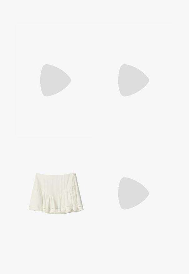 T-shirt a maniche corte e collo tondo di cotone giallo pallido con colletto e polsini a coste marroni in contrasto, caratterizzato da una vestibilità rilassata.; Gonna bianca svasata con orlo arricciato e delicate cuciture decorative. Realizzata in tessuto leggero con una texture liscia.; Mule con stampa leopardata e tacco a stiletto nero basso. Parte superiore in tessuto morbido con dettaglio a nodo anteriormente e suola piatta e liscia.; Borsa a tracolla intrecciata marrone con silhouette arrotondata, dotata di manico superiore e superficie testurizzata. Design compatto con base piatta per maggiore stabilità.